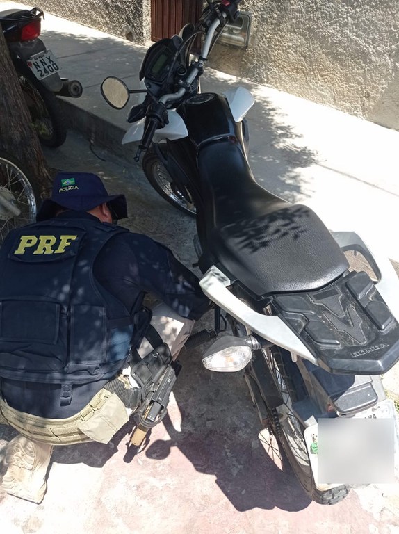 PRF recupera motocicleta roubada e prende mulher em Patu/RN