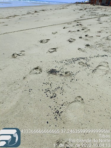 Manchas de óleo reaparecerem na praia das Emanuelas em Tibau