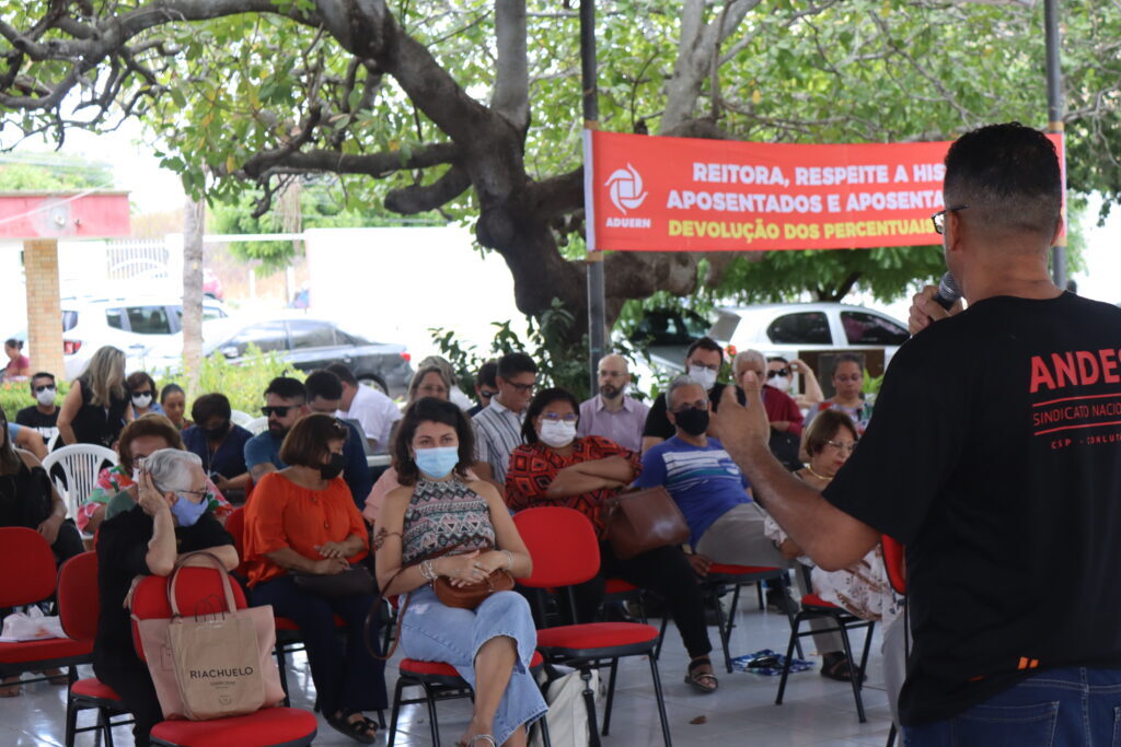 Professores da UERN aprovam dia de paralisação na universidade