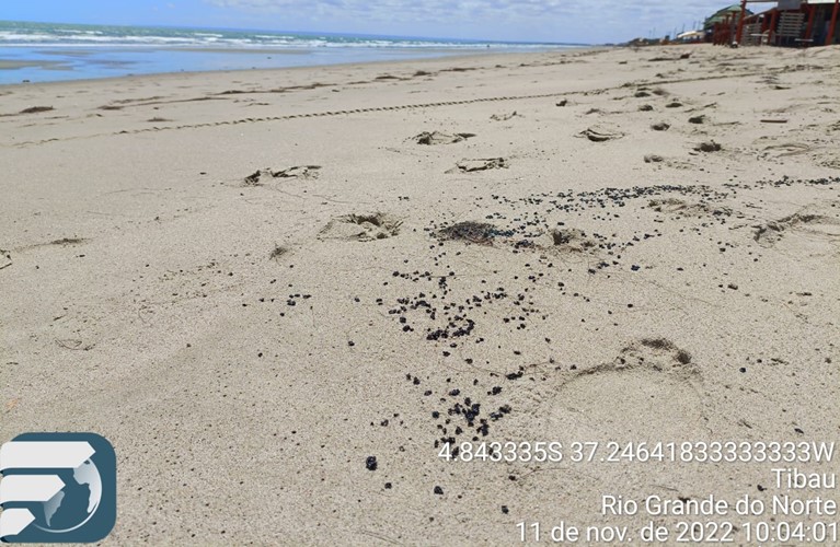 Manchas de óleo reaparecerem na praia das Emanuelas em Tibau