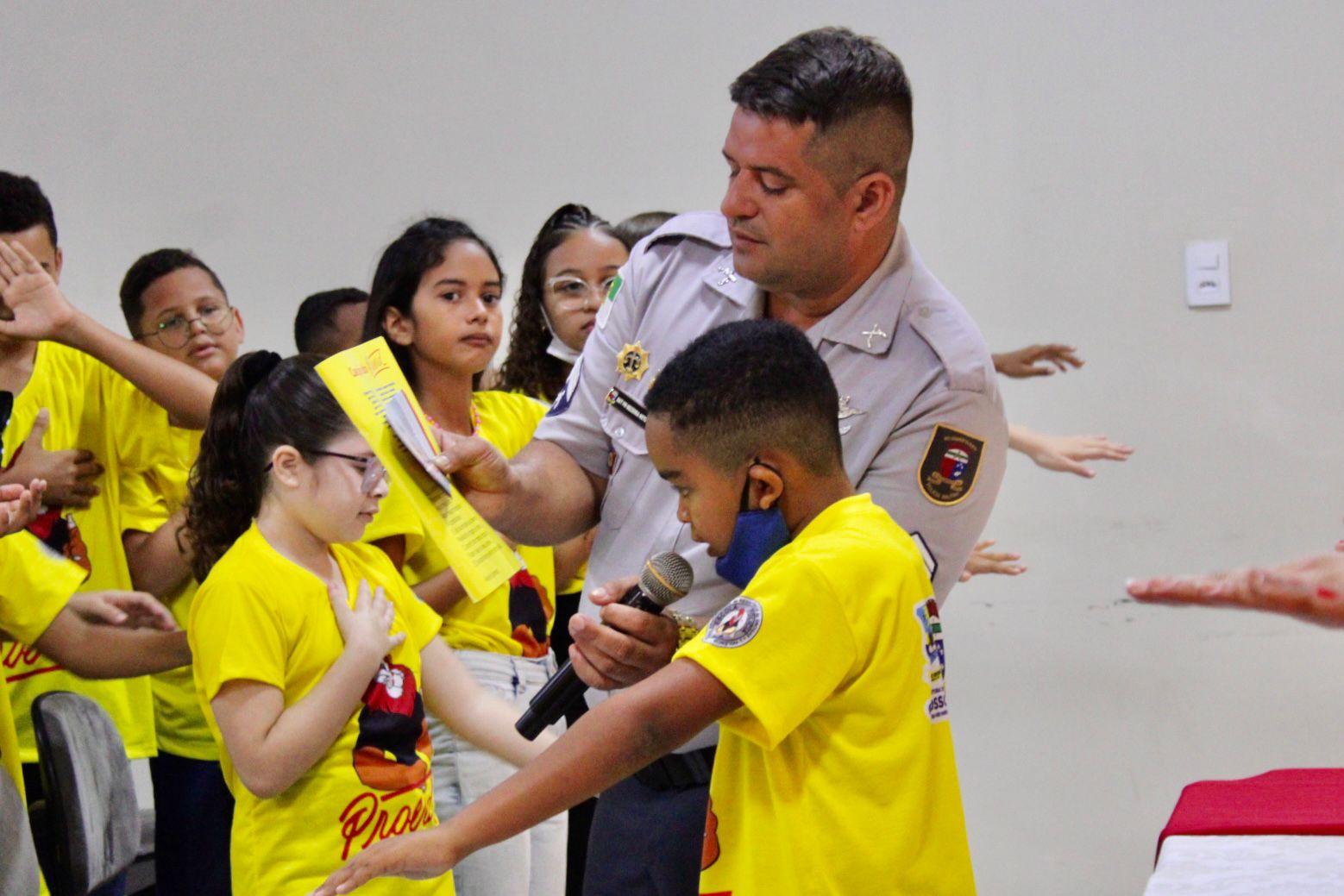 Prefeitura e Policia Militar realizam formatura de 100 crianças do Poerd em Grossos