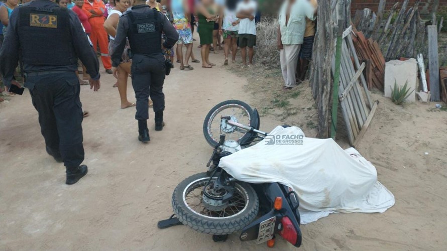 Homem é morto a tiros em cima de moto na comunidade de Pedrinhas, em Areia Branca