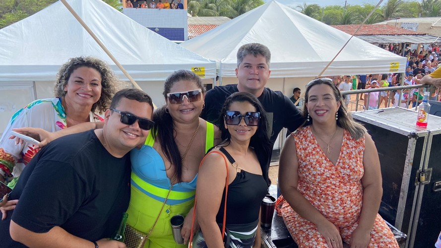 Dra. Rosa é abraçada por amigos e reencontra Banda Grafith na festa do dia 1º na Praia do Rosado