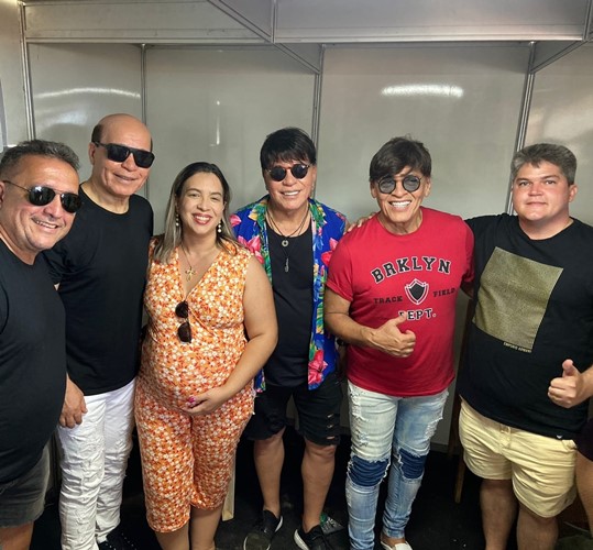 Dra. Rosa é abraçada por amigos e reencontra Banda Grafith na festa do dia 1º na Praia do Rosado