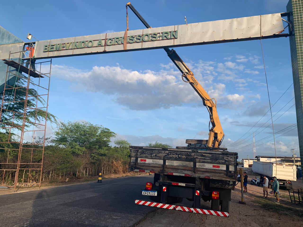 Prefeitura de Grossos inicia obra do novo pórtico na entrada da cidade