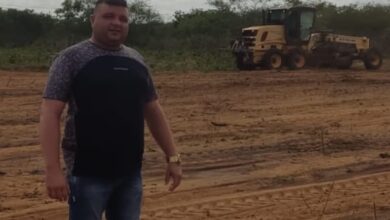 Prefeitura de Tibau atende pedido do vereador Adeilton e realiza manutenção em estradas rurais