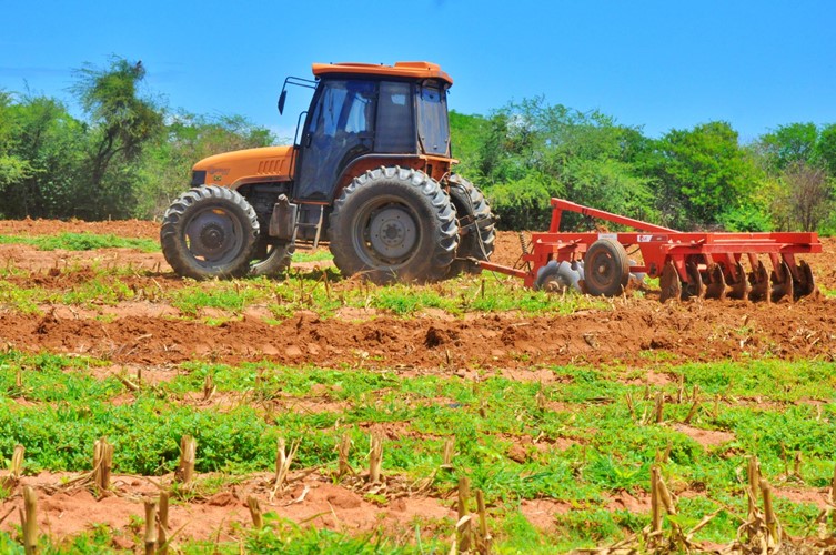 270 agricultores serão beneficiados com o Corte de Terra em Tibau