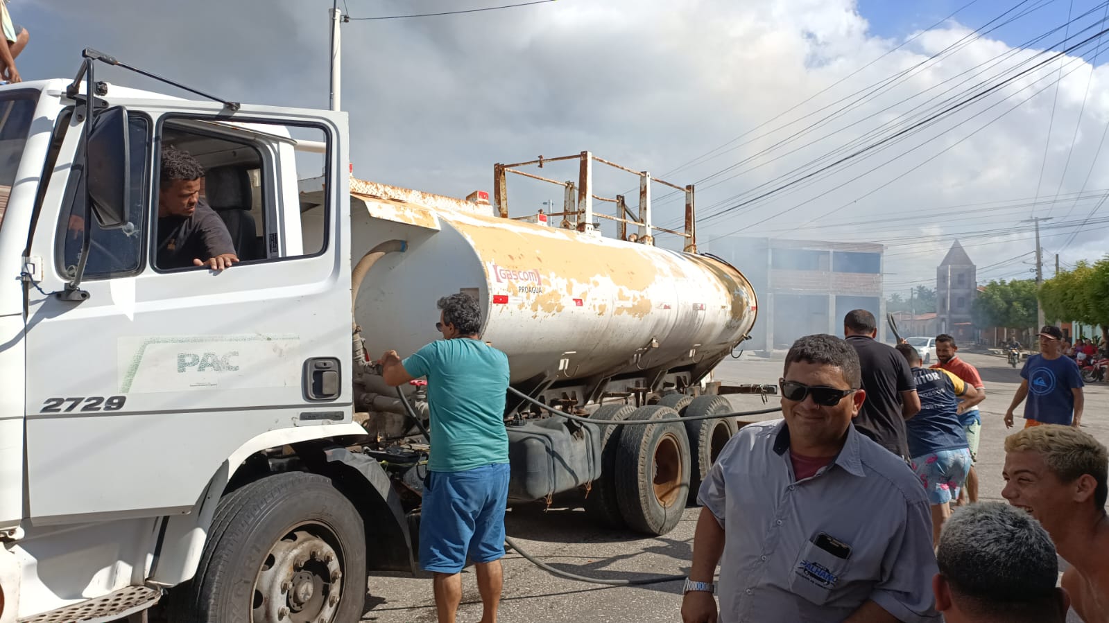 Prefeitura de Grossos age rápido e atua no combate a incêndio em residência