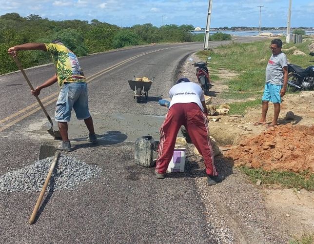 Prefeitura de Grossos realiza reparo na RN litorânea Dehon Caenga