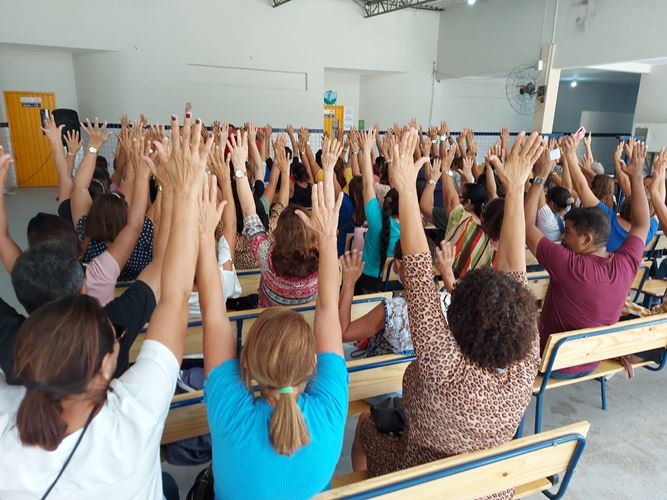 Rede municipal de ensino de Areia Branca aprova o início da greve da educação.