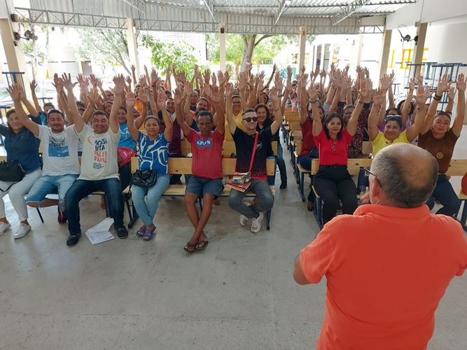 Rede municipal de ensino de Areia Branca aprova o início da greve da educação.