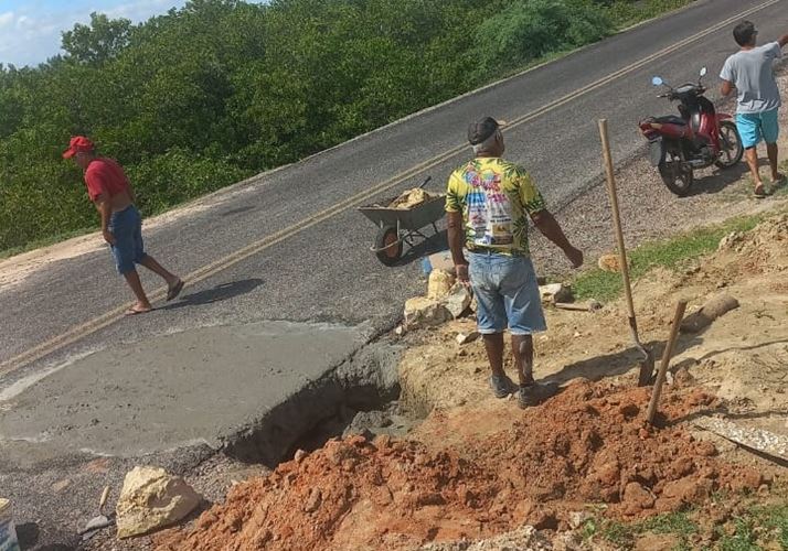 Prefeitura de Grossos realiza reparo na RN litorânea Dehon Caenga