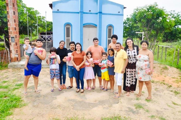 Prefeitura de Tibau distribui chocolates de Páscoa para crianças da zona rural