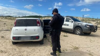 Carro roubado é recuperado pela PM na Praia do Paraíso, em Areia Branca