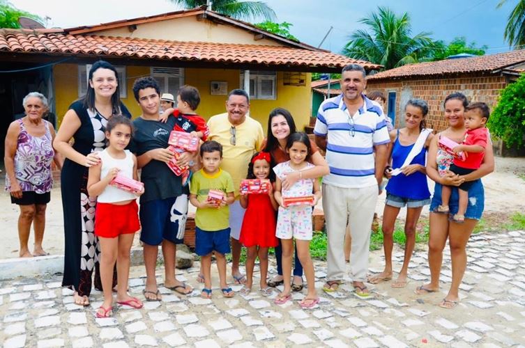 Prefeitura de Tibau distribui chocolates de Páscoa para crianças da zona rural