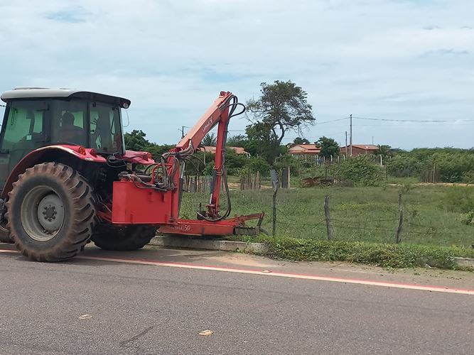 Secretaria de Agricultura e Meio Ambiente de Tibau inicia limpeza dos canteiros de estradas