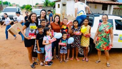 Prefeitura de Tibau distribui chocolates de Páscoa para crianças da zona rural