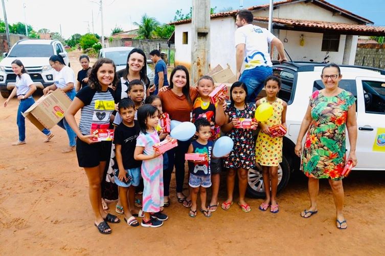 Prefeitura de Tibau distribui chocolates de Páscoa para crianças da zona rural