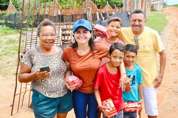 Prefeitura de Tibau distribui chocolates de Páscoa para crianças da zona rural