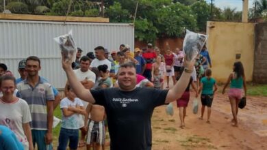 Vereador Adeilton Teixeira beneficia famílias com entrega de pescado para Semana Santa