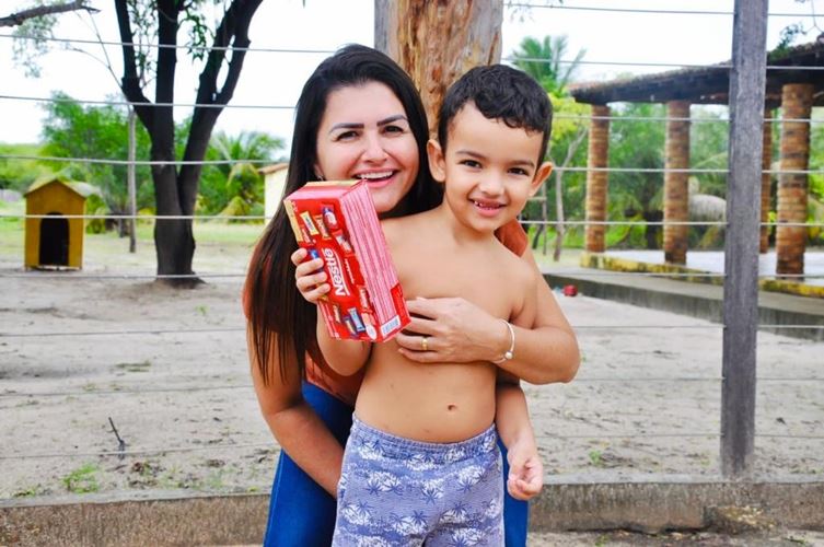 Prefeitura de Tibau distribui chocolates de Páscoa para crianças da zona rural