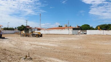 Iniciaram na manhã desta sexta (26) os trabalhos de terraplenagem e limpeza no terreno da Escola Estadual Cel. Solon. A Prefeitura de Grossos cedeu o maquinário e mão-de-obra para execução do serviço, que era uma reivindicação antiga da comunidade escolar. A prefeita Cinthia Sonale celebrou, inclusive, parceria com a Direção da unidade de ensino para construir uma nova arena esportiva no local, voltada principalmente para as modalidades de futvôlei e vôlei de praia. A colaboração mútua entre as gestões municipal e escolar também prevê a criação de um minicampo de futebol na respectiva área. “Hoje foi dado o primeiro passo de uma iniciativa promissora, baseada em dois pilares fundamentais na formação dos jovens: esporte e educação. Não mediremos esforços para consolidar essa proposta que tem como desdobramentos o lazer, a saúde e mais qualidade de vida”, destacou a prefeita. O diretor da escola, o professor Ronaldo Josino, também comentou o início do projeto que beneficiará centenas de crianças e adolescentes que estudam no Cel Solon. “Faço questão de agradecer a prefeita pelo incentivo e parceria. É uma ação inédita, digna de aplausos, que contempla uma escola sob jurisdição do Estado, mas que presta relevantes serviços a alunos e professores de Grossos”, ressaltou o docente.