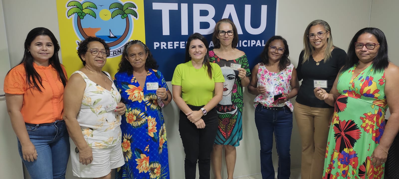 Prefeita Lidiane Marques faz a entrega das carteirinhas dos artesãos de Tibau