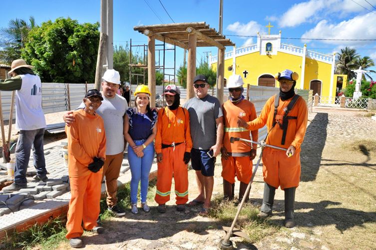 Prefeita de Tibau visita obra de reforma na Praça Cristo Rei