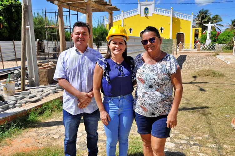 Prefeita de Tibau visita obra de reforma na Praça Cristo Rei