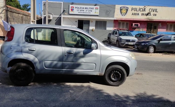 PM prende suspeito com carro roubado em Areia Branca