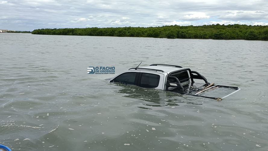 Veículo fica atolado e é coberto pela maré em Grossos