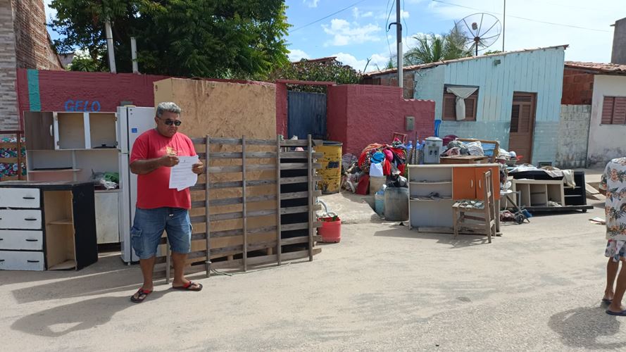 Família em Grossos é despejada por ordem judicial e fica com os pertences no meio da rua