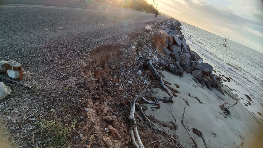 Avanço do mar ameaça trecho da RN Dehon Caenga próximo a Curva da Concha