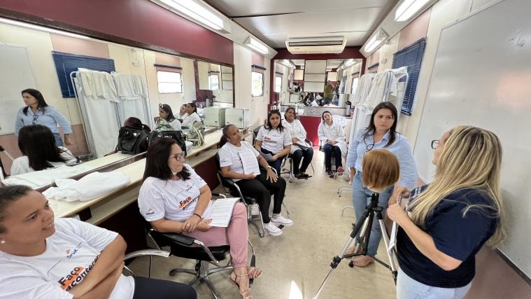 Prefeita Lidiane Marques visitou alunas na Carreta da Beleza do Senac