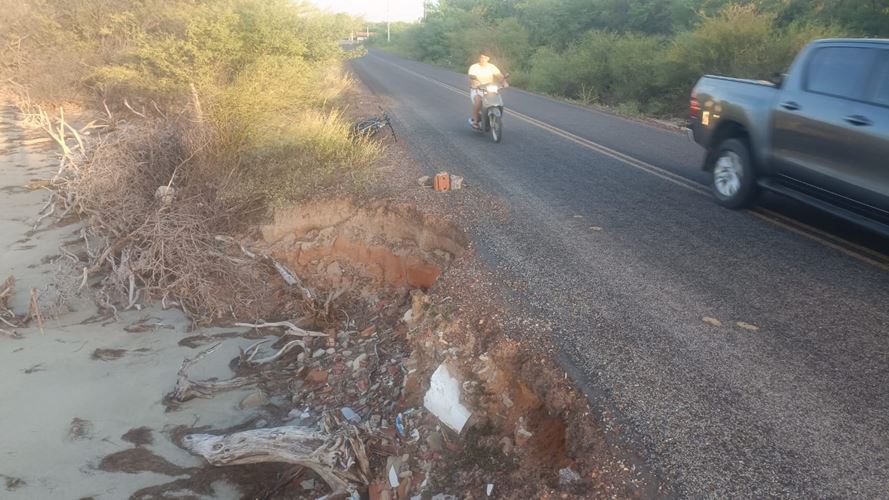 Avanço do mar ameaça trecho da RN Dehon Caenga próximo a Curva da Concha