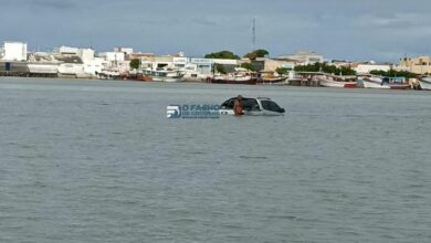 Veículo fica atolado e é coberto pela maré em Grossos