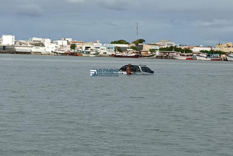 Veículo fica atolado e é coberto pela maré em Grossos