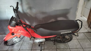 Jovem tem moto apreendida após empinar em frente a guarnição da PM em Grossos