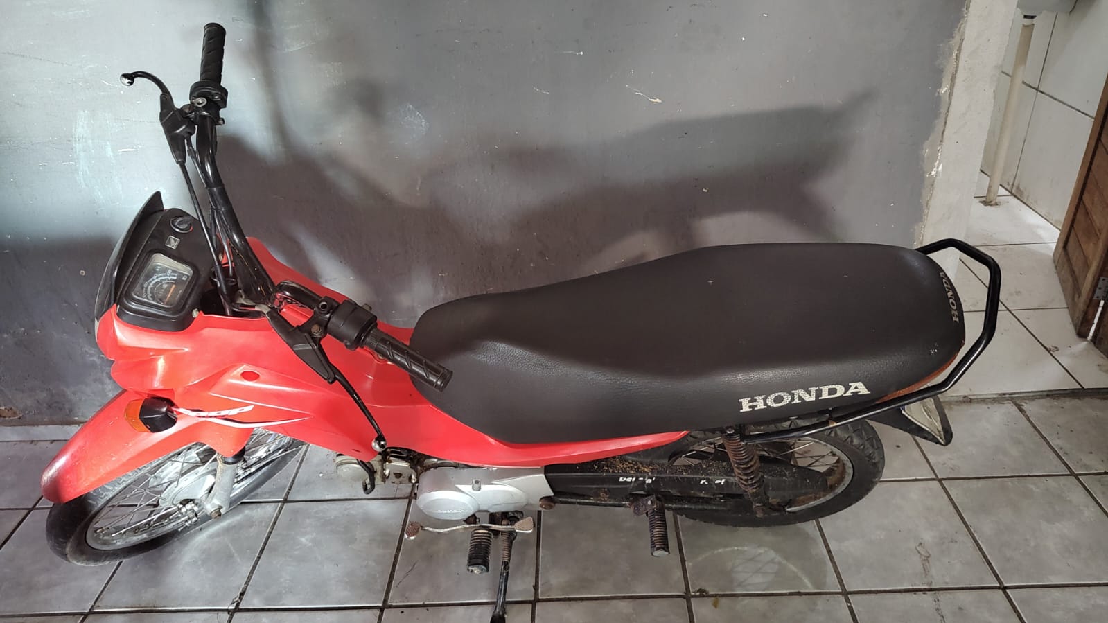 Jovem tem moto apreendida após empinar em frente a guarnição da PM em Grossos