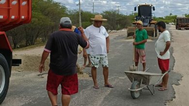 Moradores realizam mutirão para tapar buracos da RN-012 com carago em Grossos