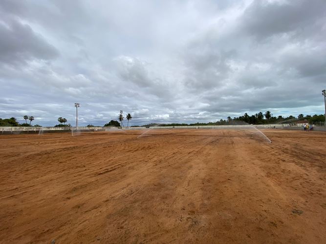 Prefeitura de Grossos instala sistema de irrigação no estádio José Nogueira Dantas