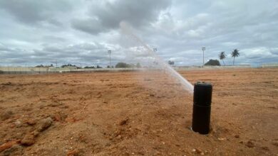 Prefeitura de Grossos instala sistema de irrigação no estádio José Nogueira Dantas