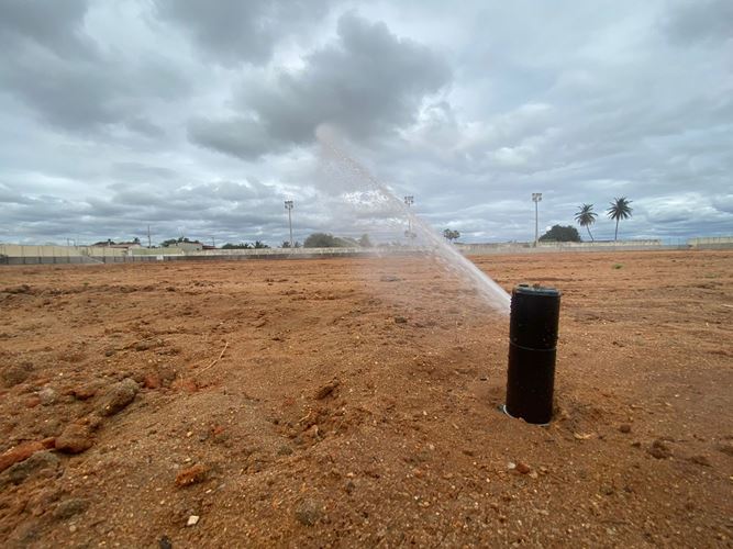 Prefeitura de Grossos instala sistema de irrigação no estádio José Nogueira Dantas