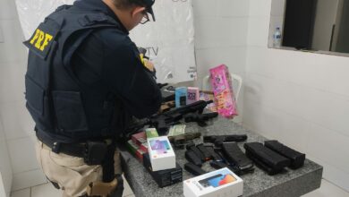 PRF apreende em MG 4 fuzis, 4 pistolas e 13 carregadores que seriam entregues em Mossoró