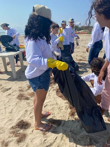 Ação educacional na praia reforça conscientização ambiental em alunos de Tibau