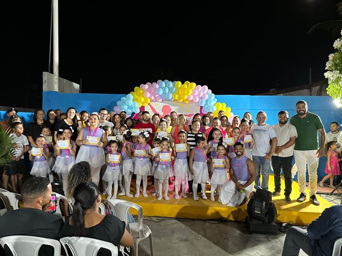 Sob aplausos, Balé da Casa de Cultura de Grossos celebra o Dia da Bailarina