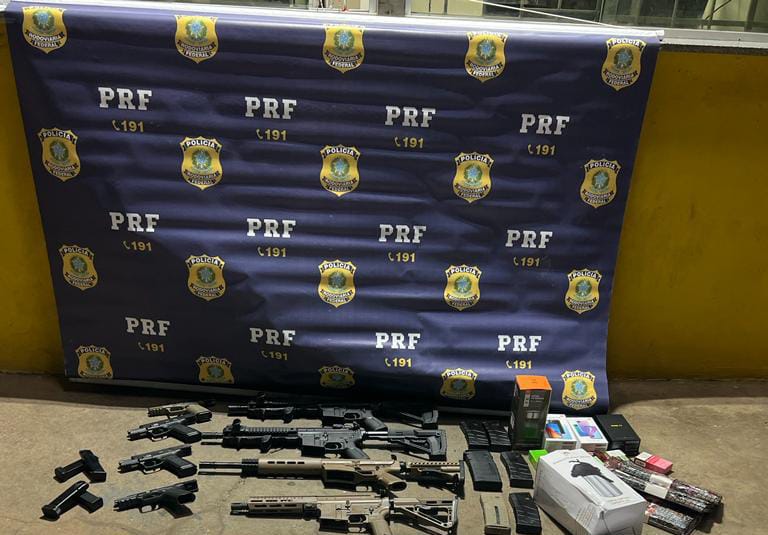 PRF apreende em MG 4 fuzis, 4 pistolas e 13 carregadores que seriam entregues em Mossoró