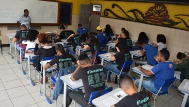 Governo cria poupança para alunos do ensino médio permanecer na Escola