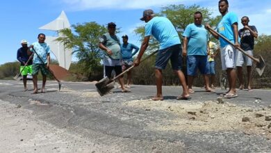 Moradores e empresários se unem para tapar buracos da RN-012