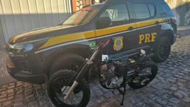 A Polícia Rodoviária Federal apreendeu, nesta segunda-feira (08), fora da rodovia em Areia Branca/RN, uma motocicleta com os sinais de identificação veicular adulterados.